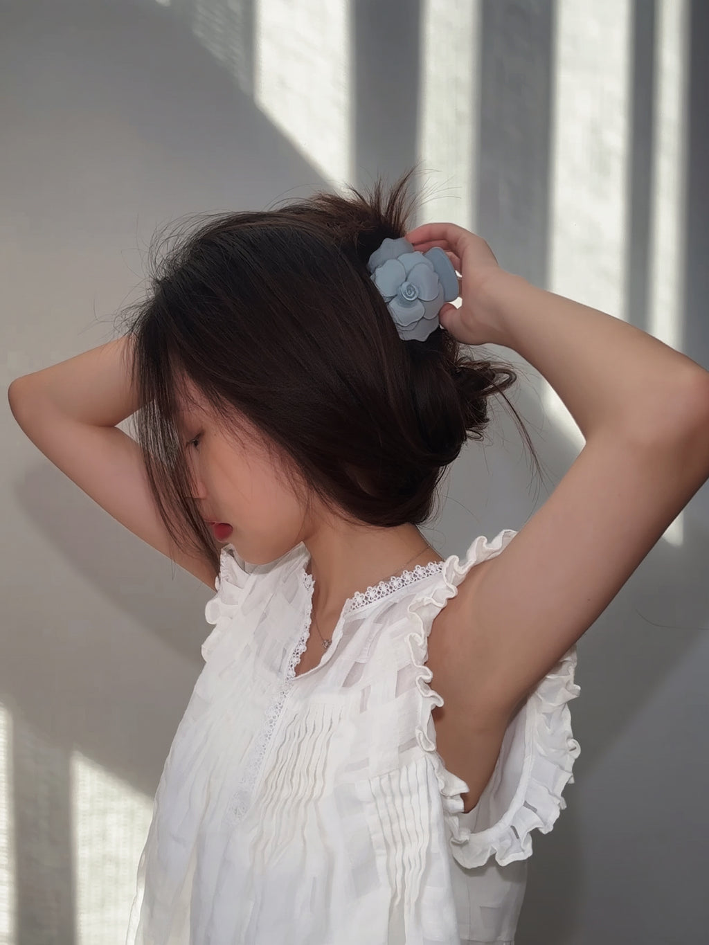 Grande Rose Claw in Blue