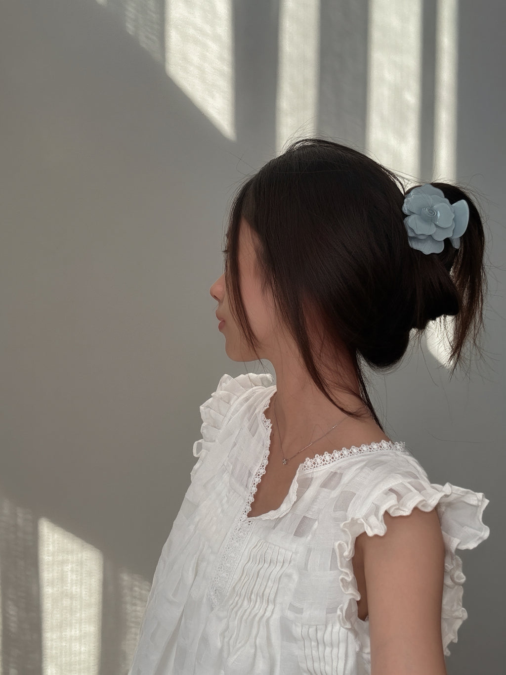 Grande Rose Claw in Blue