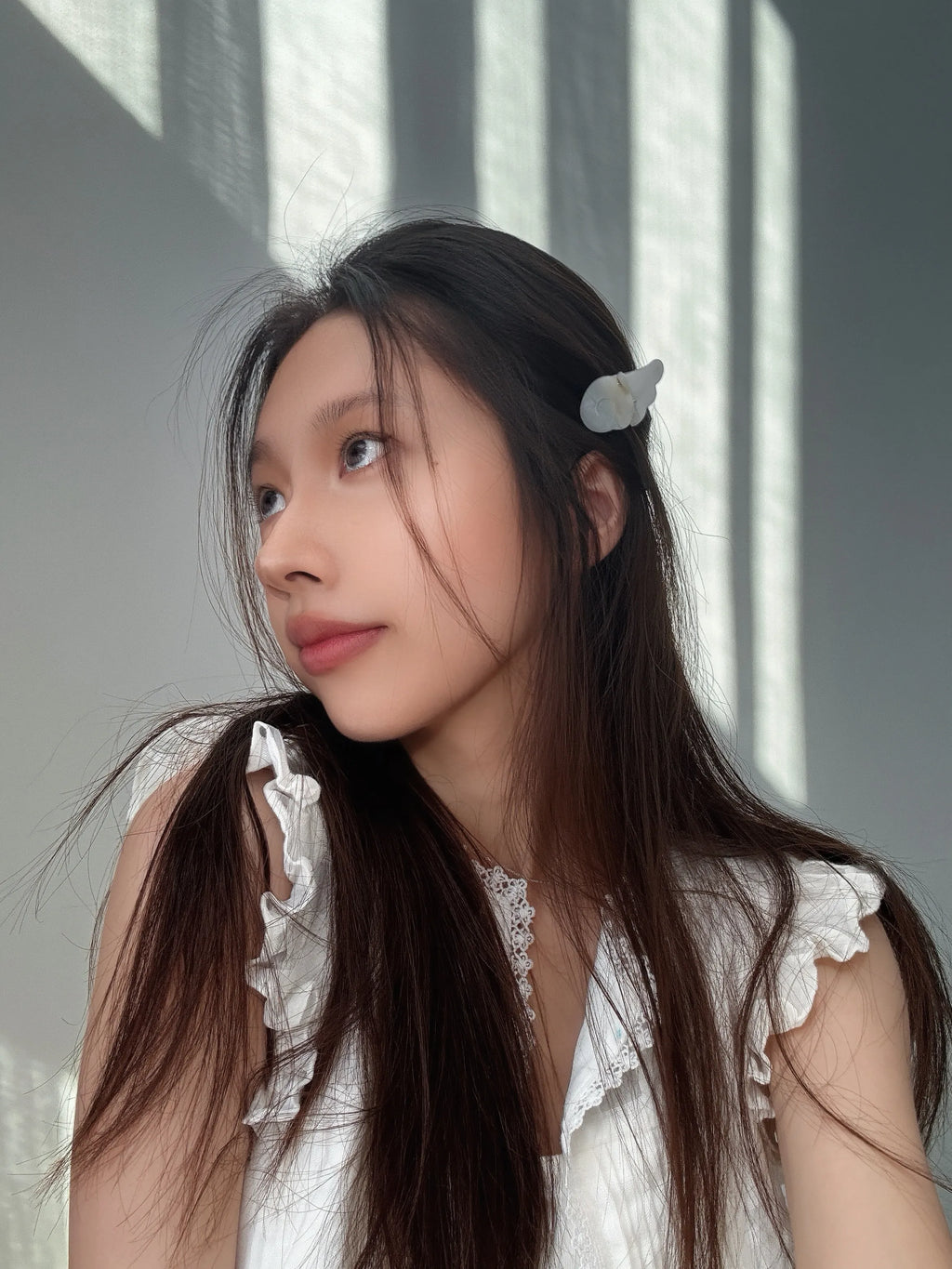 Back view hairstyle with Baby Wing clip – secure claw clip for women