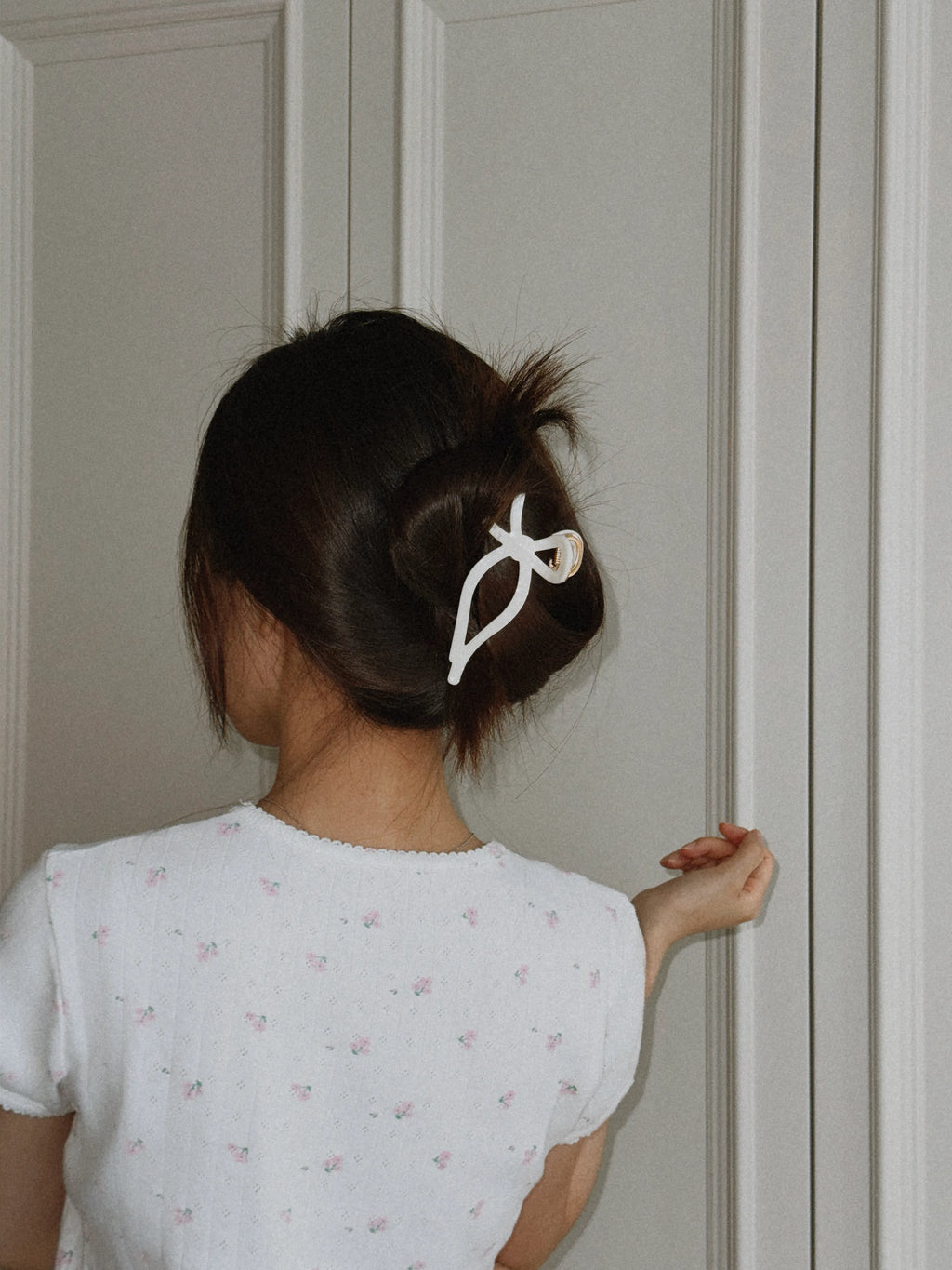 Model wearing bow claw clip – chic hairstyle with hair accessory