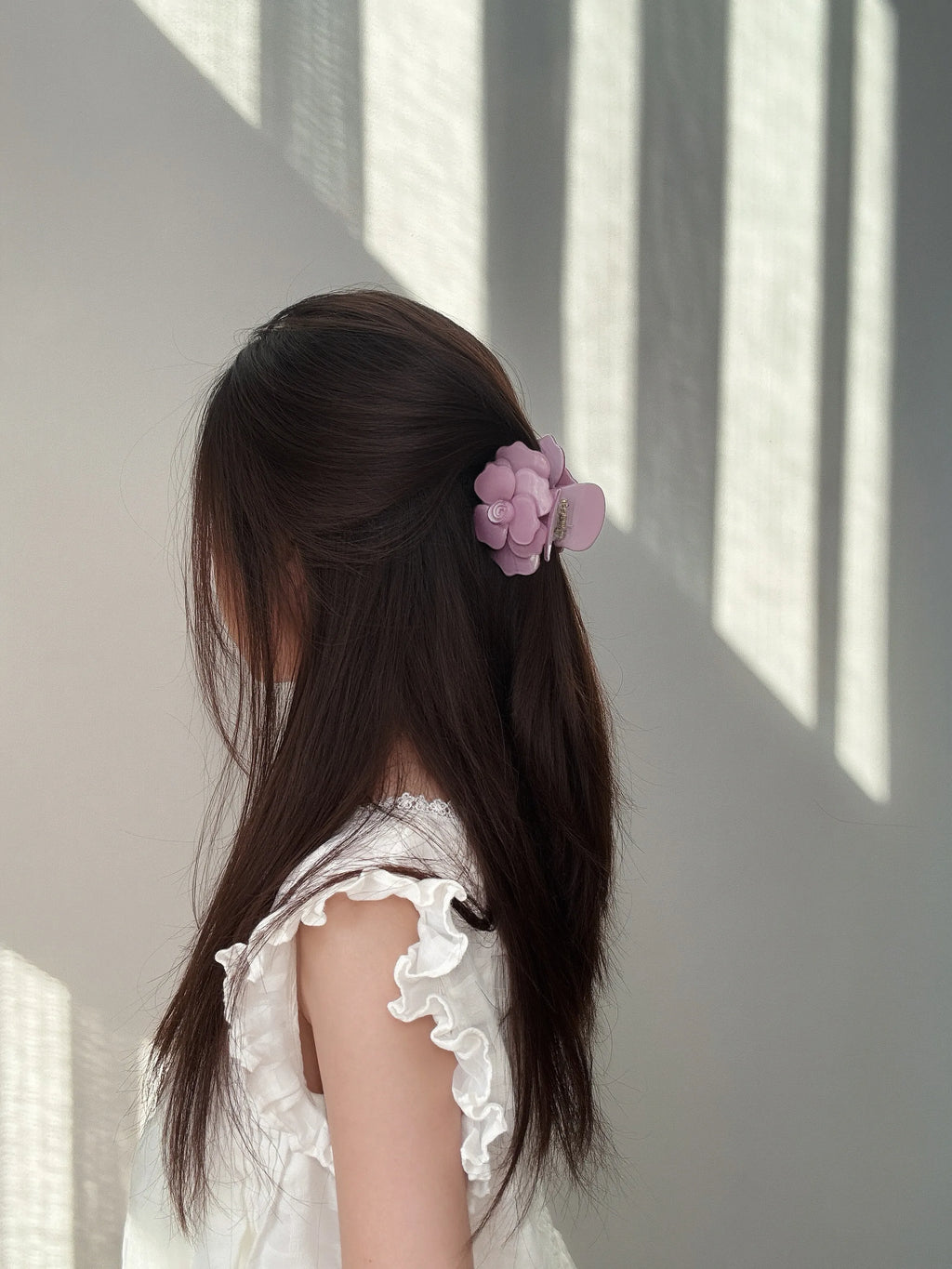 Model styling with Grande Rose Claw in Purple – secure and chic claw clip