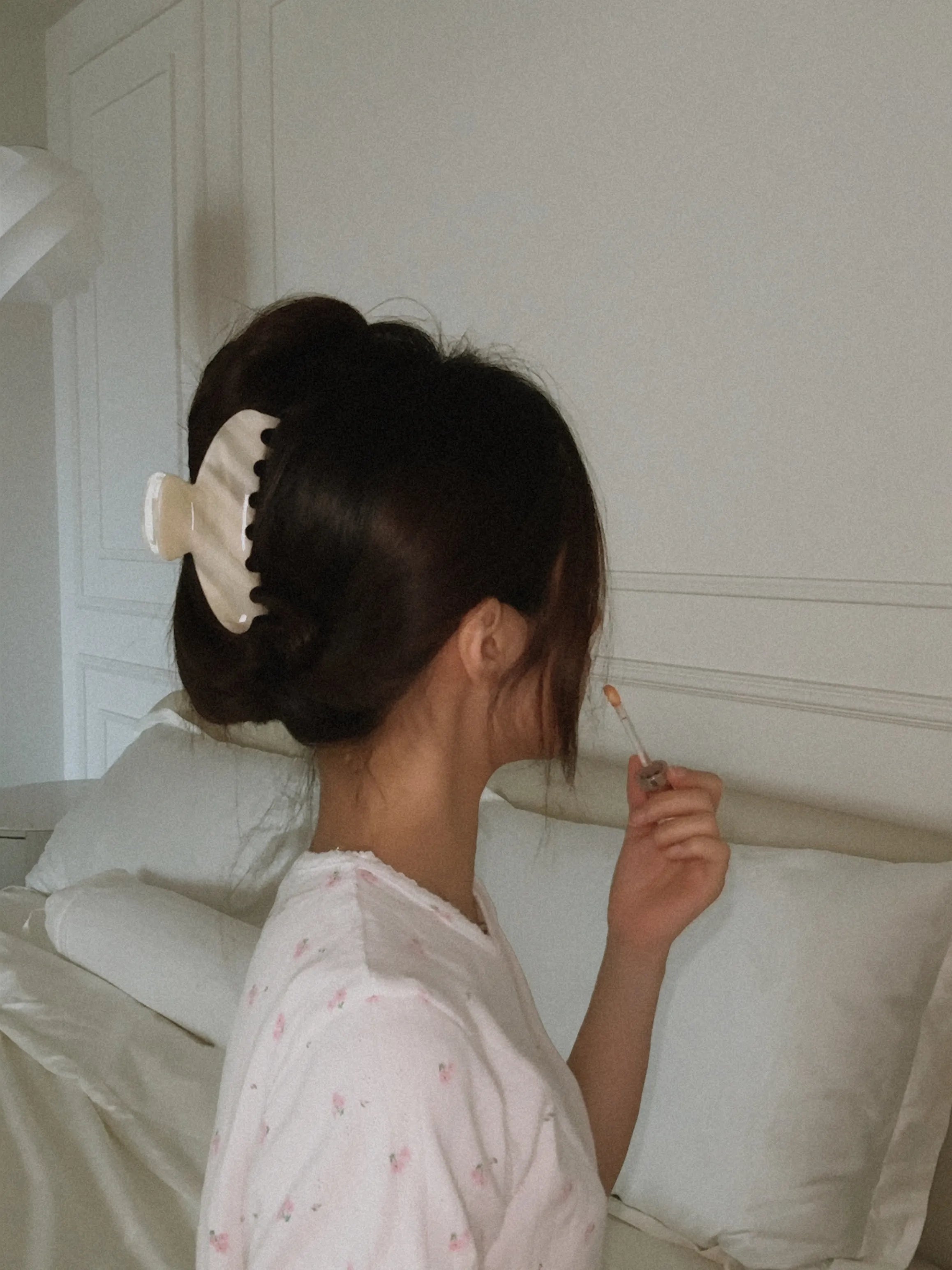 Hair claw clip for women – stylish hairstyle with claw clips for daily wear