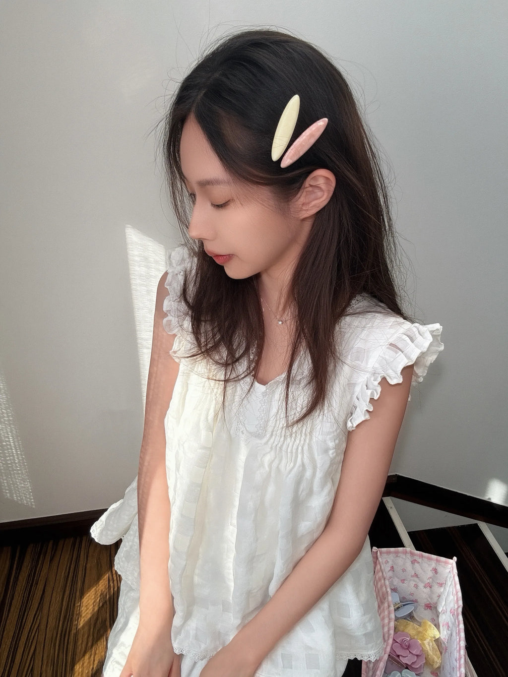 Everyday hairstyle with butter side clip – elegant hair accessory