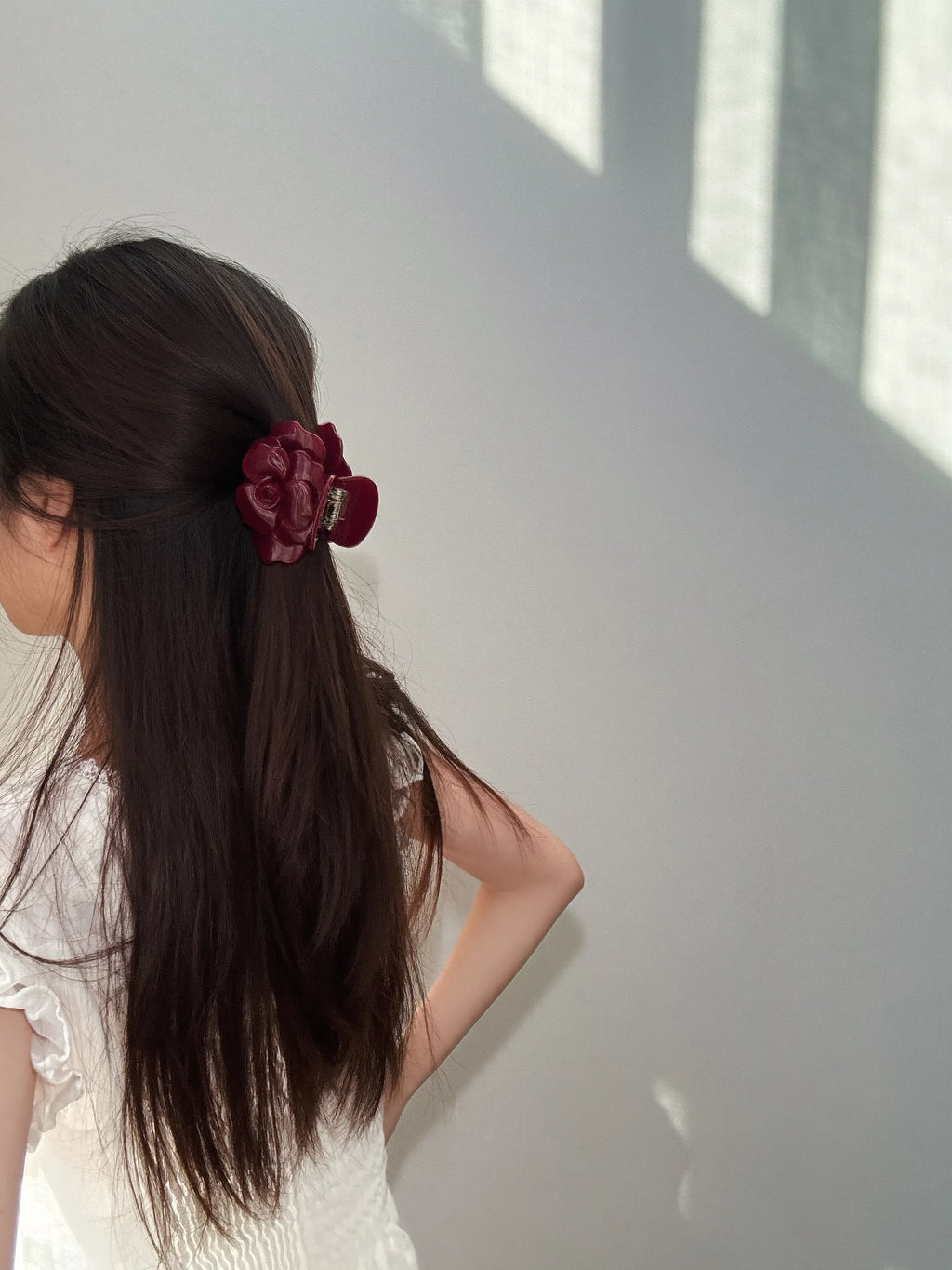 Model styling with Grande Rose Claw in Red – chic and secure claw clip